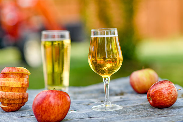 cider with apples