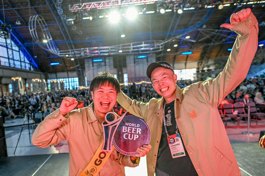 Two World Beer Cup winners from China pose with their award