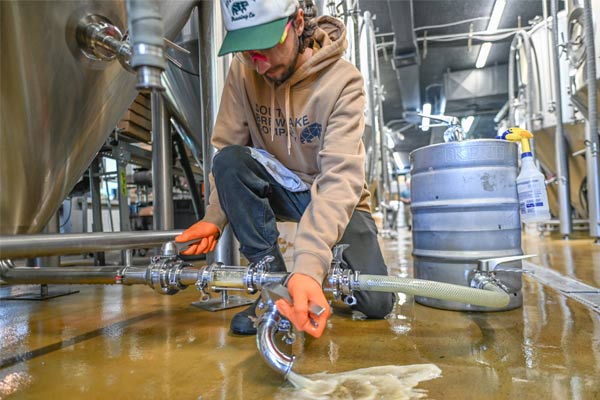 Yeast work in brewery